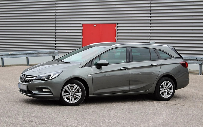 Opel Astra cena 34900 przebieg: 145000, rok produkcji 2018 z Chełmża małe 497